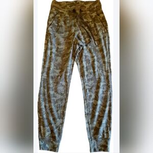 lululemon Olive Green Camo Joggers. Size 4